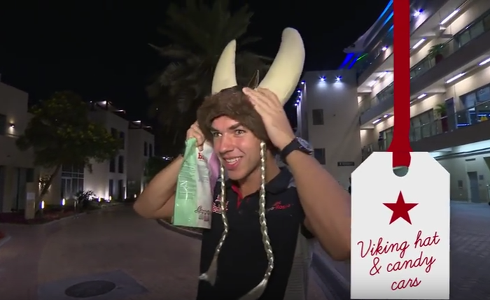 Pembalap tim Toro Rosso Pierre Gasly bingung dapat hadiah topi bertanduk ala Viking, tetapi menyukainya