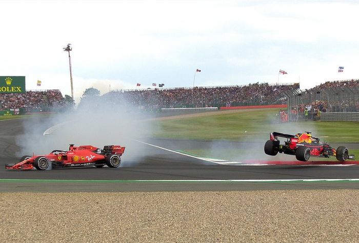 Sebastian Vettel menabrak Max Verstappen saat balapan F1 Inggris memasuki lap ke-38