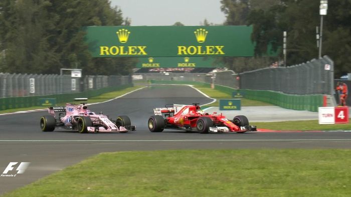 Sebastian Vettel saat menyalip pembalap tim Force India, berusaha mencapai hasil finish terbaik tetapi tidak bisa membendung Lewis Hamilton untuk jadi juara dunia