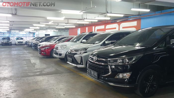 Dealer mobil bekas di Bursa Oto Seasoncity Jakarta Barat