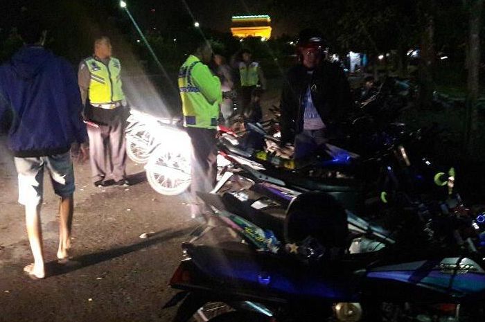 Penggerebekan balap liar di Simpang Lima Gumul, Kediri bikin joki dan penonton lari terbirit-birit