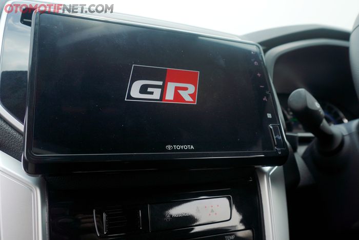 Head unit 9 inci dengan opening GR logo pada New Rush GR Sport