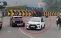 Aksi Kejar-kejaran Mobil Putih vs Matel di Puncak Viral, Helm Melayang