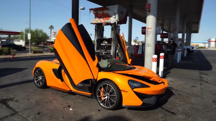 Tampak samping McLaren 570S yang terbakar di stasiun pengisian bahan bakar Texaco, Los Angeles, Amerika Serikat.