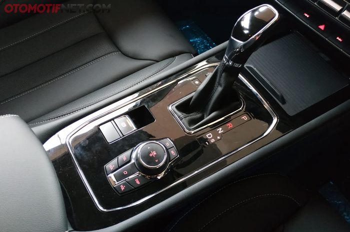 Ilustrasi tuas transmisi otomatis jenis CVT