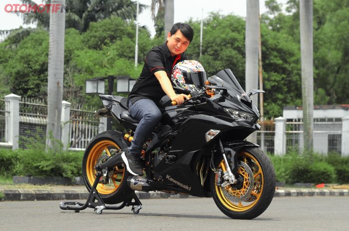 Modifikasi Kawasaki Ninja ZX-25R berkonsep hitam emas milik Kweedy dari ARC Speedshop