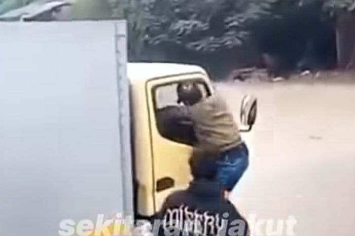 Dua pemalak sopir truk yang beraksi di Cilincing kini jadi buruan polisi usai nekat melancarkan aksinya dalam kondisi kendaraan melaju