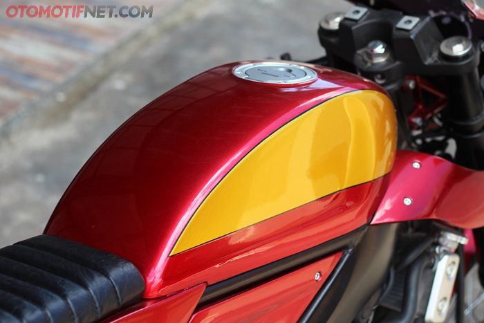 Desain tangki Yamaha XSR 155 ini tampak menyatu dengan half fairing bikinan Donny
