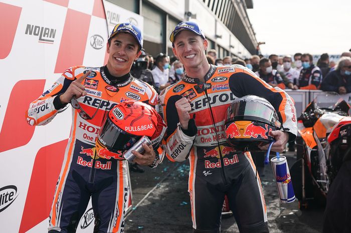 Pol Espargaro (kanan) memaklumi keputusan Marc Marquez untuk absen di MotoGP Algarve karena masalah kesehatan. 
