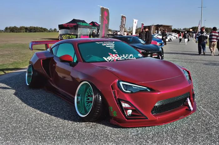 Modifikasi Toyota 86 gambot beraura Ferrari Testarossa