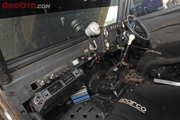 Kabin ala kompetisi pada Jeep TJ ini tidak lupa dipasangi AC supaya adem saat antri giliran start.