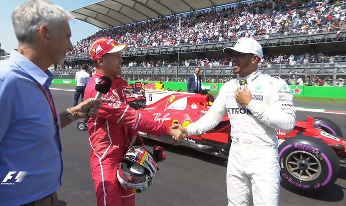 Lewis Hamilton memberi selamat kepada Sebastian Vettel usai kualifikasi GP F1 Meksiko