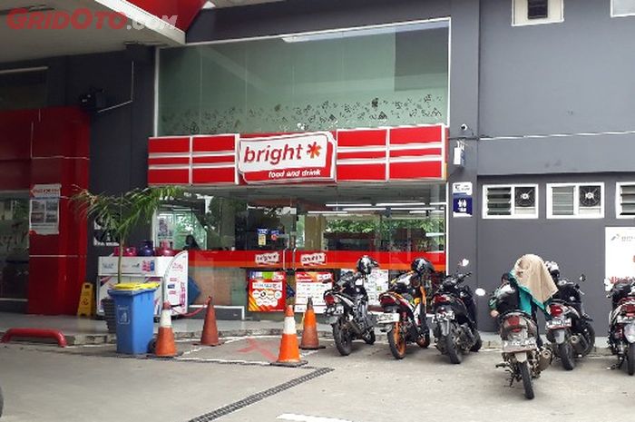 Salah satu sudut SPBU Pertamina yang punya banyak tempat sampah