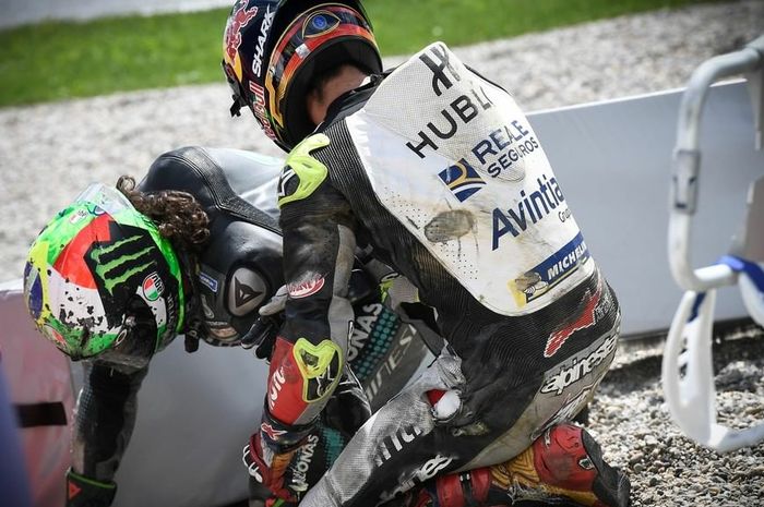 Johann Zarco (kanan) akan jalani operasi tangan