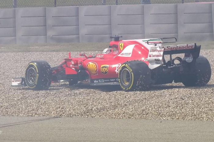 Sebastian Vettel yang coba mengalahkan waktu tercepat Lewis Hamilton di latihan kedua GP F1 Amerika, melintir keluar lintasan