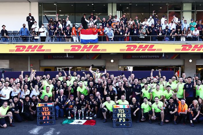 Tim Red Bull merayakan kemenangan dan finish ketiga pembalapnya di F1 Meksiko 2021