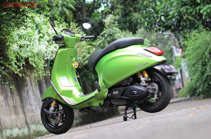 Warna Verde Speranza alias hijau mengkilap di Vespa Sprint 150 3v i-get ini ternyata kesukaan Radi