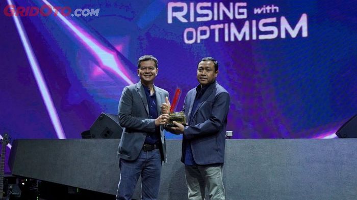 Sutarya, Direktur Marketing, PT Yamaha Indonesia Motor Manufacturing (YIMM) menerima langsung penghargaan Bike of The Year OTOMOTIF AWARD 2025