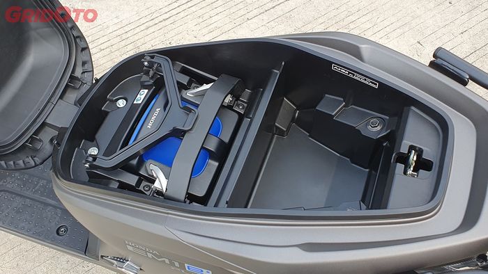 Baterai Honda EM1 e: terpasang kuat di balik jok