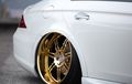 Pelek Mercedes-Benz CLS500 ini Beneran Lapis Emas 24 Karat, Mewah!