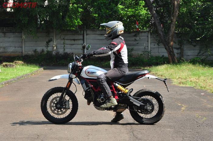 Posisi duduk di Scrambler Ducati Desert Sled, ternyata cukup tinggi!