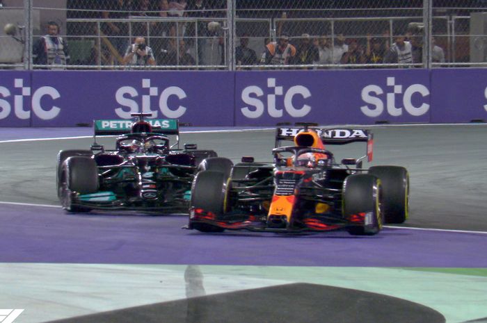 Lewis Hamilton dan Max Verstappen beberapa kali terlibat duel sengit di balap F1 Arab Saudi 2021