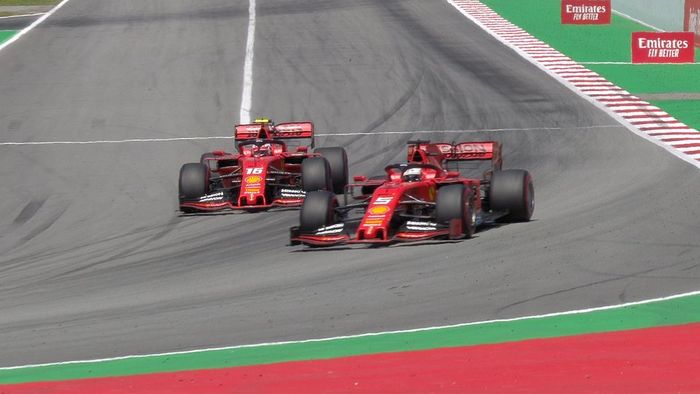 Dua pembalap Ferrari, Charles Leclerc (kiri) dan Sebastian Vettel terlibat duel sengit di GP F1 Spanyol 2019