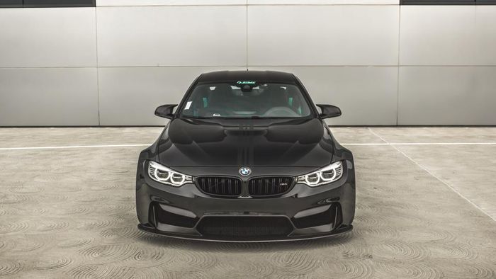 Tampilan BMW M4 makin gambot berkat body kit Vorsteiner GTRS4