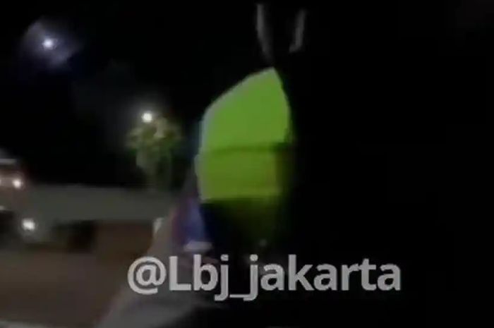 Viral aksi oknum polisi minta diisikan saldo e-toll ke pengemudi mobil