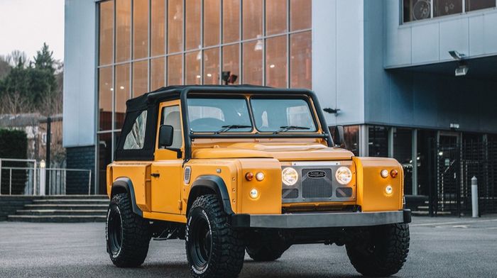 Modifikasi Land Rover Defender Seri 2 hasil karya Chelsea Truck Company