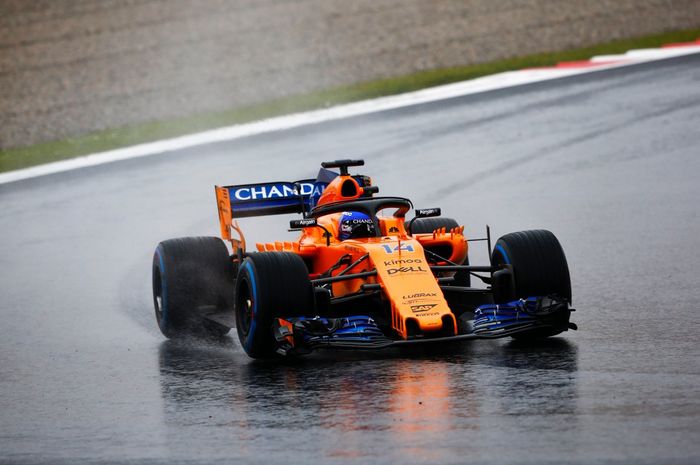 Fernando Alonso memacu mobil McLaren MCL33 bermesin Renault dalam kondisi trek yang licin