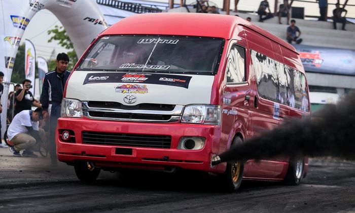 Khung Seng Diesel Shop, bengkel asal Thailand bikin Toyota HiAce jadi mobil drag