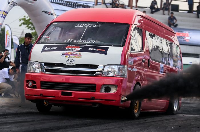 Khung Seng Diesel Shop, bengkel asal Thailand bikin Toyota HiAce jadi mobil drag