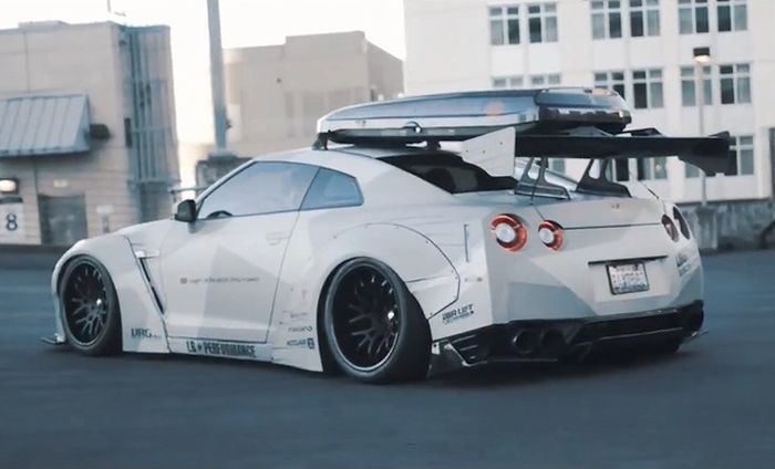 Tampilan belakang modifikasi Nissan GT-R R35 pakai wide body Liberty Walk