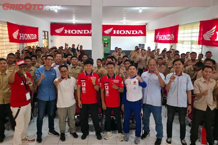 Astra Honda Dream Cup Goes to School digelar di SMK Negeri 4 Tasikmalaya, mengajak siswa mengenal dunia motorsport hingga mengajak untuk lebih aman berkendara