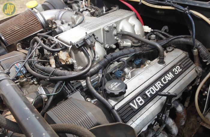 Mesin bawaan Jeep TJ sudah ditukar dengan V8 1UZ-FE keluaran Toyota.