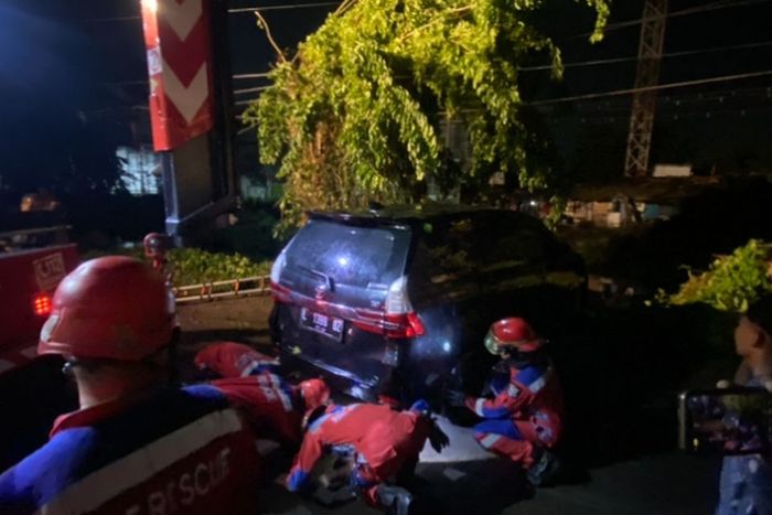 Evakuasi Avanza yang masuk sungai karena kesapu hujan angin