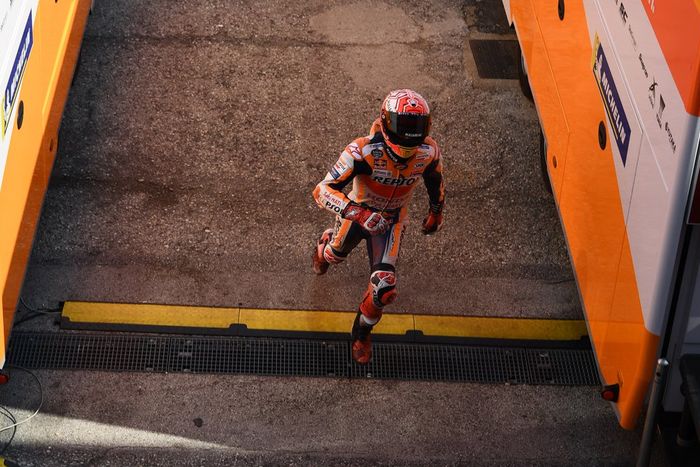 Jatuh dalam kualifikasi MotoGP San Marino, Marc Marquez berlari menuju garasi tim Repsol Honda untuk melanjutkan sesi kualifikasi
