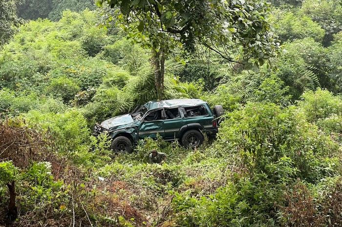 Land Cruiser bonyok bodi usai anjlok ke jurang di jalur Bromo sedalam 30 meter
