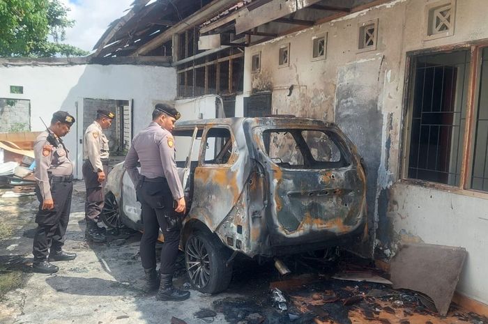 Toyota Avanza yang dirampas warga Australia dari seorang warga Bali berakhir hangus terbakar usai tabrak dua orang