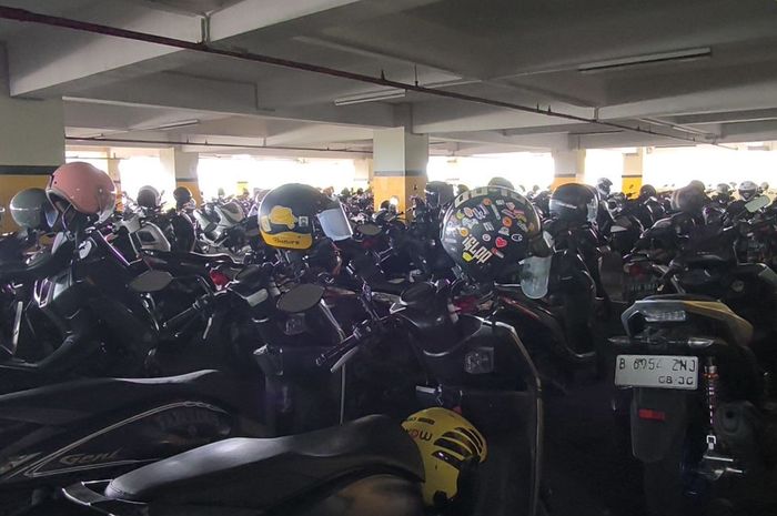 Suasana lantai tiga gedung parkiran motor di Universitas Pamulang 2, Serpong, Tangerang Selatan, usai ramai OTK merusak jok motor mahasiswa.