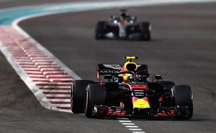 Daniel Ricciardo sempat memimpin F1 Abu Dhabi, di depan pembalap Mercedes Lewis Hamilton