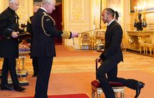 Lewis Hamilton Resmi Dianugerahi Gelar Bangsawan oleh Kerajaan Inggris