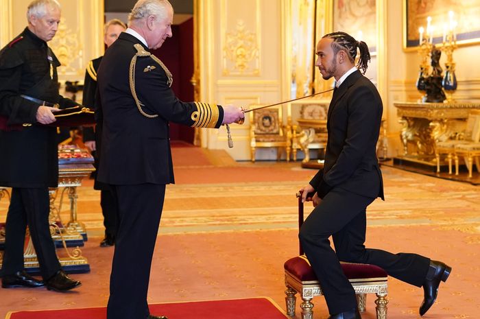 Lewis Hamilton resmi mendapatkan gelar kebangsawanan Inggris dari keluarga Kerajaan Inggris Raya  