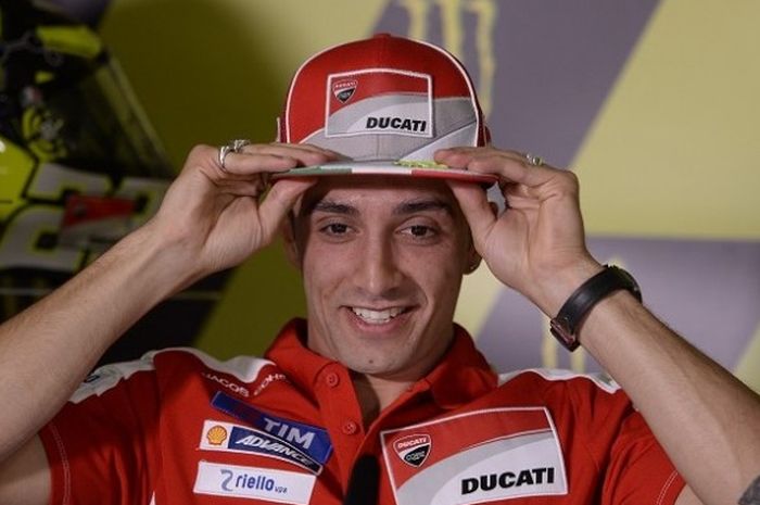 Pebalap Ducati, Andrea Iannone, saat menghadiri konferensi pers jelang GP Catalunya di Sirkuit de Ba