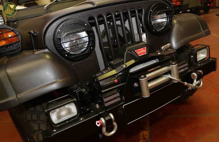 Bemper Jeep CJ-7 custom, dipasangi winch Warn Zeon 8. Posisi lampu sein dipindah ke atas fender karena posisi aslinya terhalang winch.