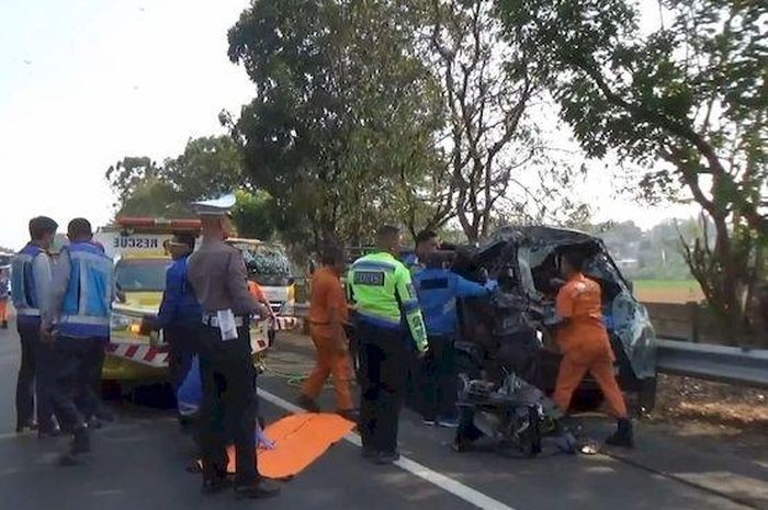 Proses evakuasi jasad sopir Suzuki Carry pikap yang terjepit di kabin usai tabrak truk tronton di KM 82 tol Cipularang
