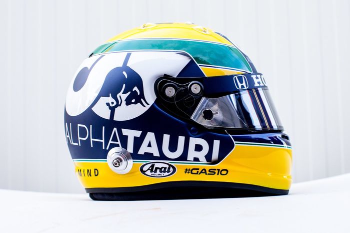 Livery helm pembalap tim AlphaTauri, Pierre Gasly untuk mengenang Ayrton Senna di F1 Emilia Romagna 2020