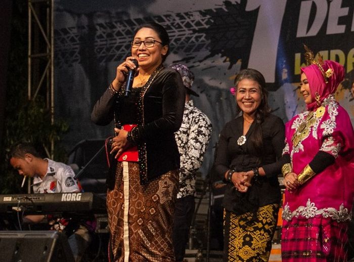 Evellyne (tengah) mengenakan baju adat Bali saat berada di panggung acara ulang tahun Panther MAnia yang kesepuluh.