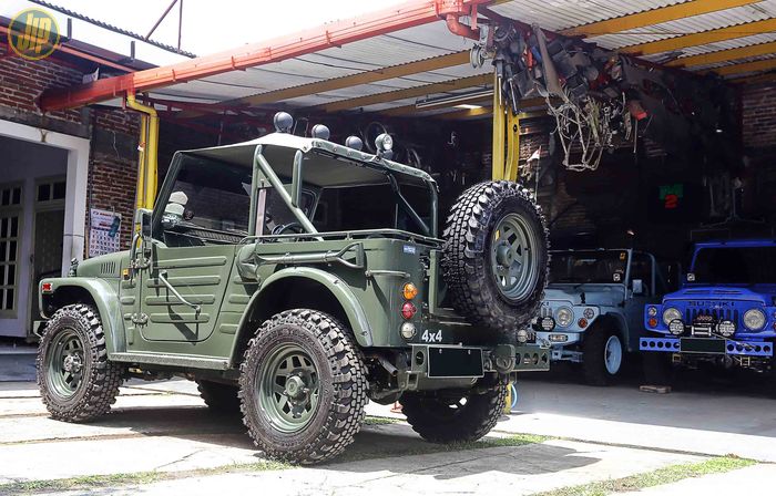 Bagian atap Suzuki Jimny LJ80 ini dipotong dan dipasangi rollbar dengan kanvas. 